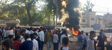 धनगढीमा ग्रेडरको ठक्करबाट छात्राको मृत्यु भएपछि विद्यार्थीहरू आन्दोलित